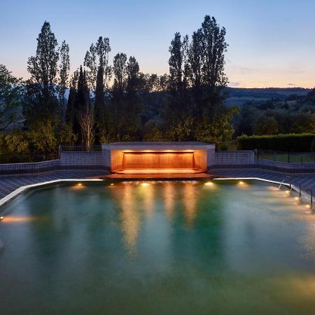 Fonteverde Lifestyle & Thermal Retreat - The Leading Hotels Of The World San Casciano dei Bagni Exteriér fotografie The memorial at night