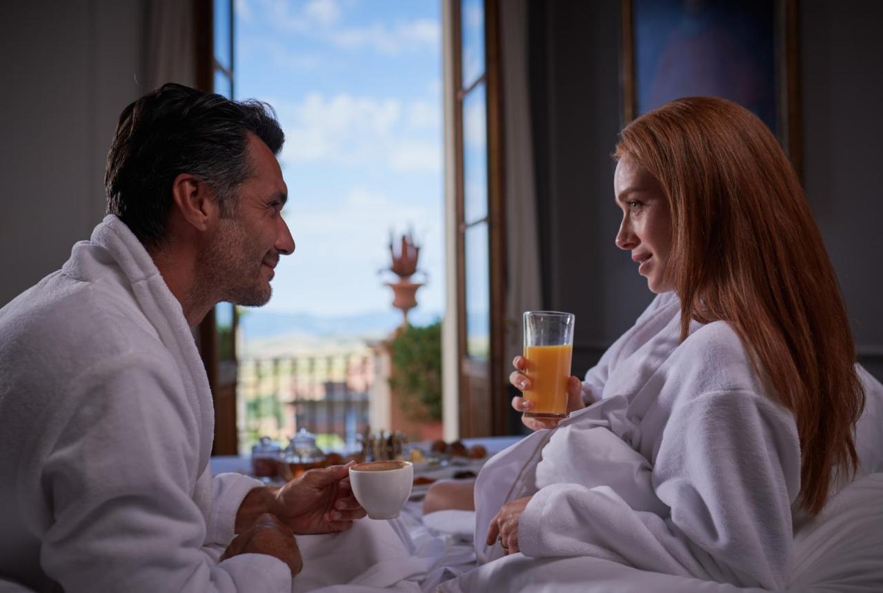 Fonteverde Lifestyle & Thermal Retreat - The Leading Hotels Of The World San Casciano dei Bagni Exteriér fotografie A couple wearing bathrobes